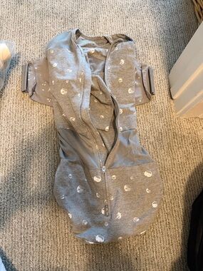 Happiest Baby Snoo Gray Moon-Print Baby Sleep Sack Swaddle with latch tabs Med